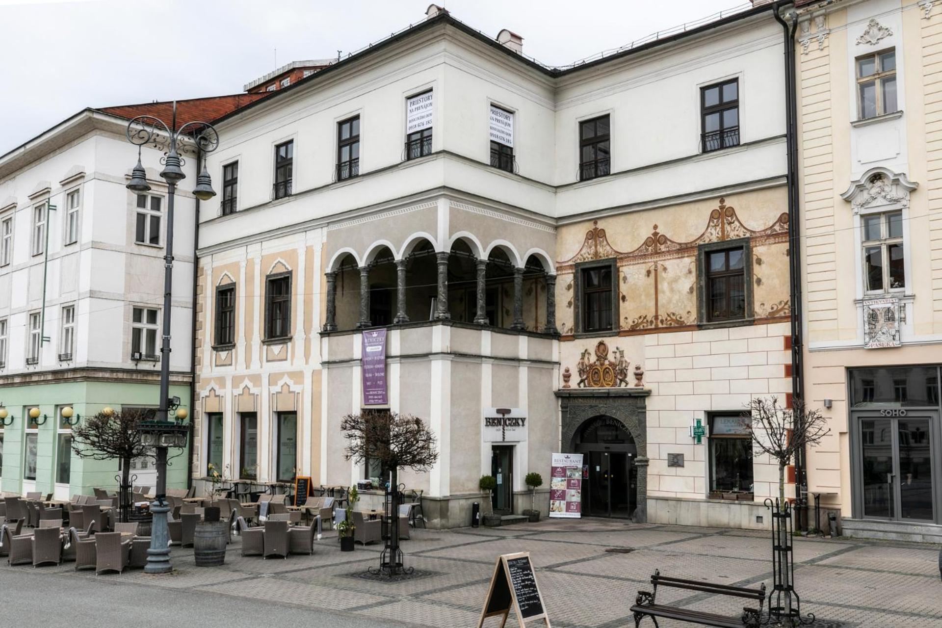 Alure Residences 10 - 24H Self Check-In & Private Parking Next To The Apartment Building Included, City Center Right On Snp Square In A Quiet Passage, New Building, Best Deal In Town Besztercebánya Kültér fotó